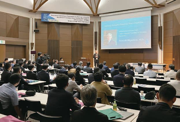 湘南国際村センターの講演会場で、参加者が講演を聴いている様子
